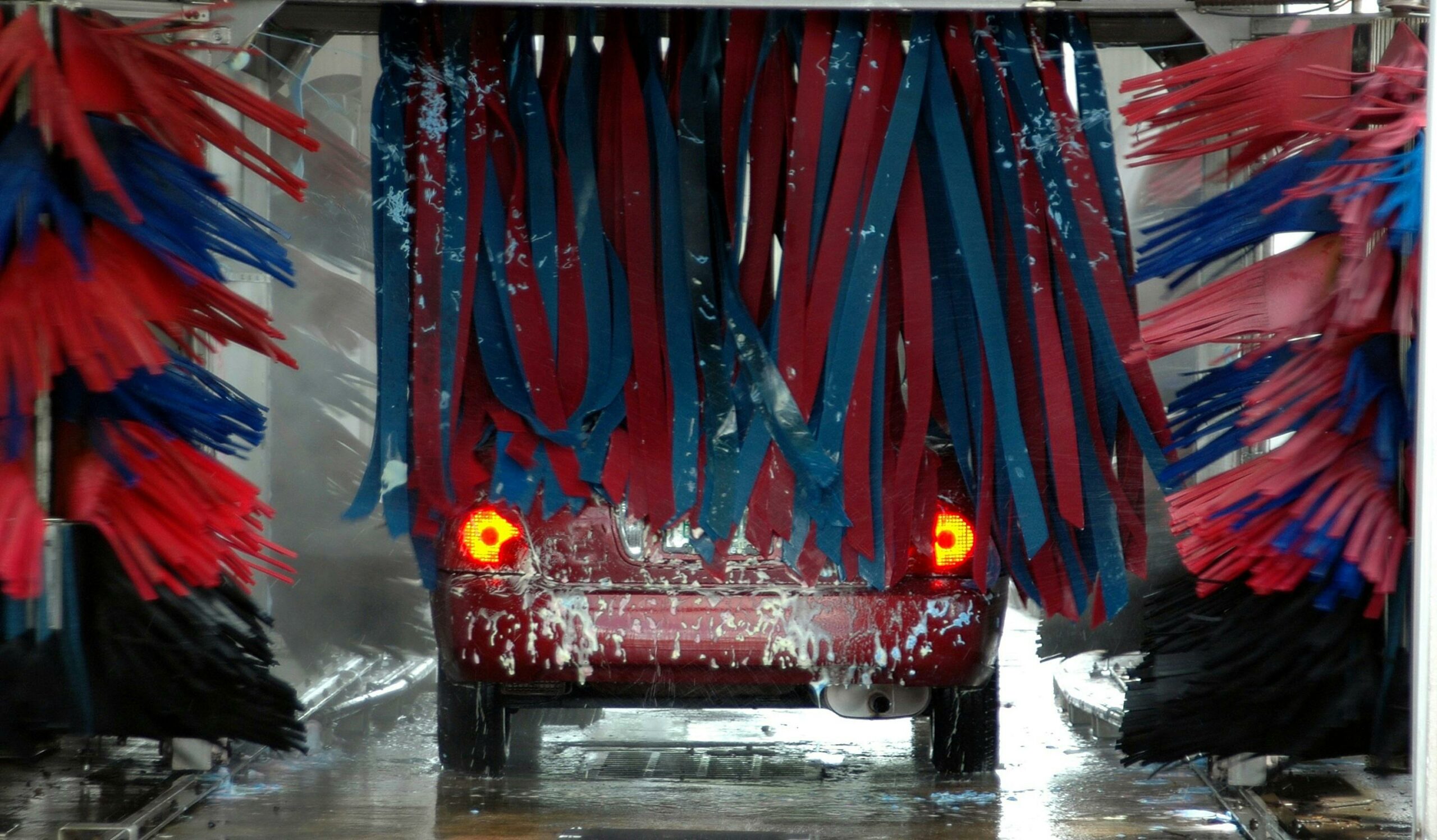 Ein Auto in einer Waschanlage.